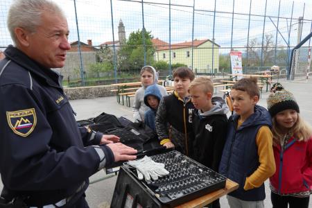 Andrej Bergoč je otrokom predstavil policijsko opremo
